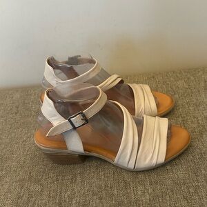 Miz Mooz Taupe Leather Strappy Leather Low Heel Sandals Size 8.5